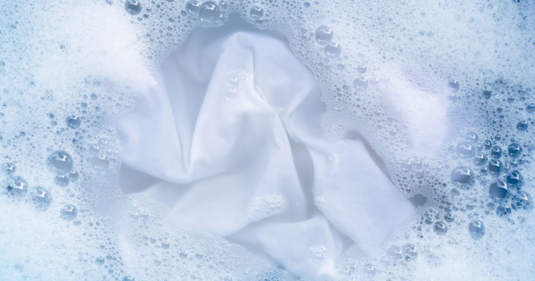 Poderoso detergente DIY para lavar roupas brancas e fazê-las parecer novas novamente