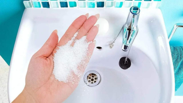 Polvilhe um punhado de sal na pia, o que acontece a seguir é insuspeito