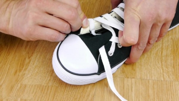 Por que é importante amarrar os sapatos corretamente?