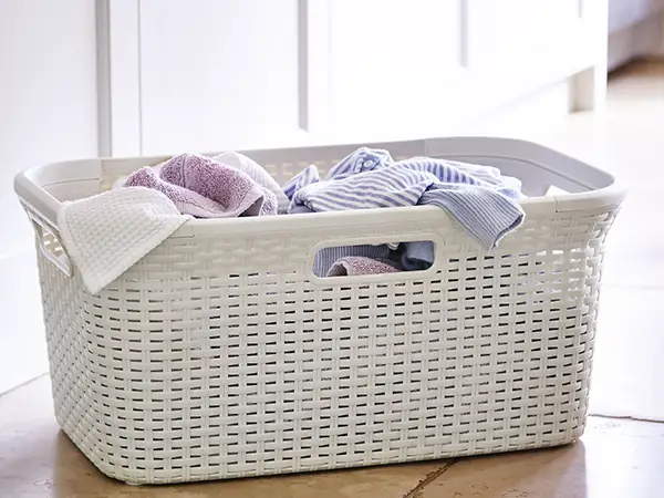 ¿Por que o cesto de roupa suja deve ter orifícios de ventilação?