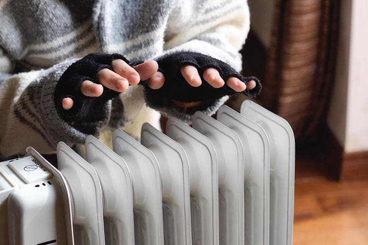 coloque as mãos em um radiador