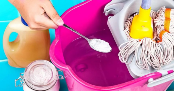 Por que o sal deve ser adicionado à água de lavagem do chão? O truque das donas de casa experientes