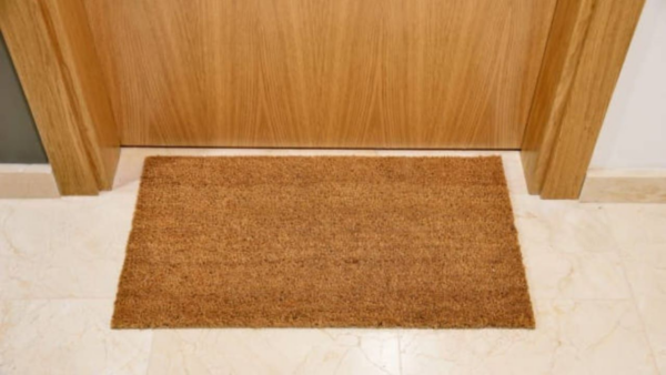 Por que tantos deixam 2 alfinetes embaixo do capacho: o motiv