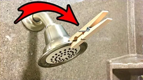 Por que você deve prender um prendedor de roupa no chuveiro?