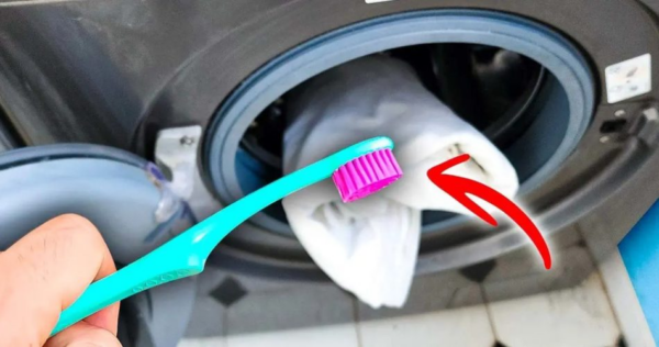 Por que você deve sempre manter uma escova de dente perto da máquina de lavar? A coisa inteligente que torna a vida mais fácil