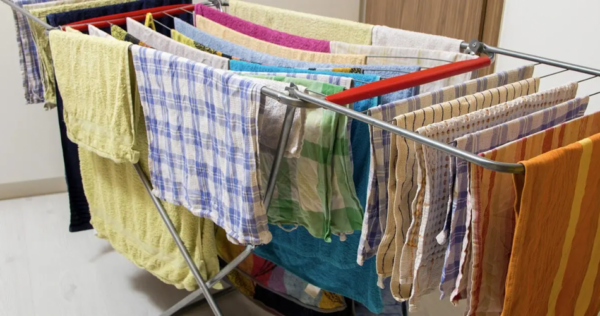 Por que você não deveria secar suas roupas em casa?