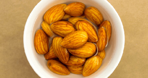 Por que você precisa molhar as frutas secas antes de comê-las?