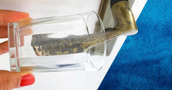 Por que você tem que pendurar um copo na maçaneta da porta quando dorme em um hotel? O truque muito útil que salva seus problemas