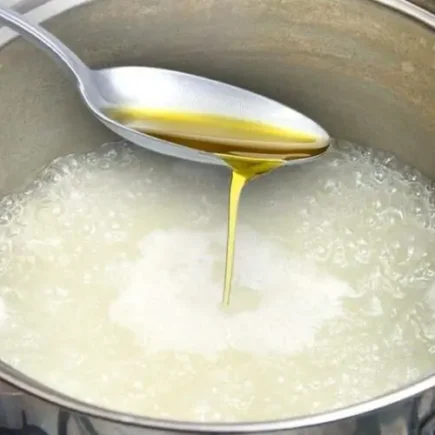 Porque é importante adicionar uma colher de sopa de óleo à água a ferver?