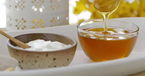 Porque nossas avós quase sempre misturavam bicarbonato de sódio com mel