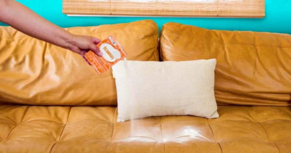 Porque é que é inteligente deitar bicarbonato de sódio no sofá?