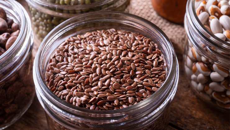 Sementes de linho para criar uma máscara antienvelhecimento