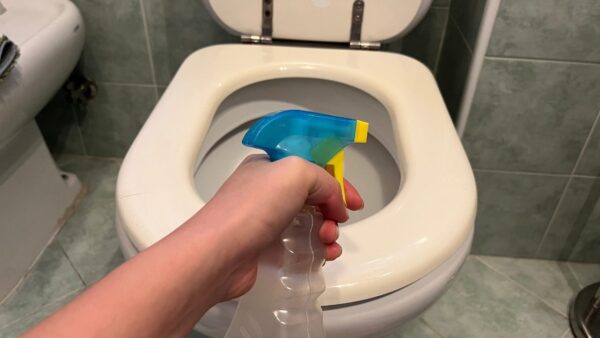 Pulverize esta mistura natural em acessórios de banheiro e eles brilharão sem parar