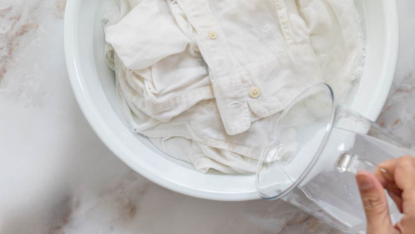 Roupa amarelada pelo sol, como consertar de uma só vez: assim volta a ser como era antes