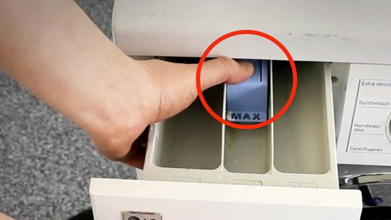 Botão na gaveta da máquina de lavar