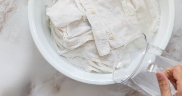 Roupas amareladas pelo sol, como consertá-las em um único movimento: para que fiquem como antes