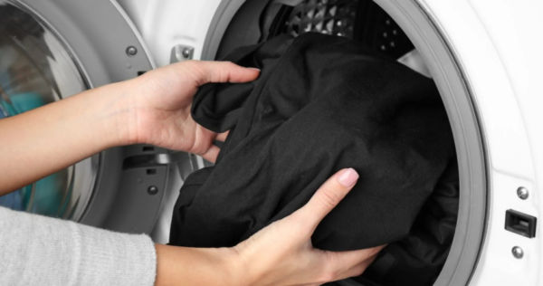 Roupas pretas desbotadas: saiba como lavá-las para reforçar a cor