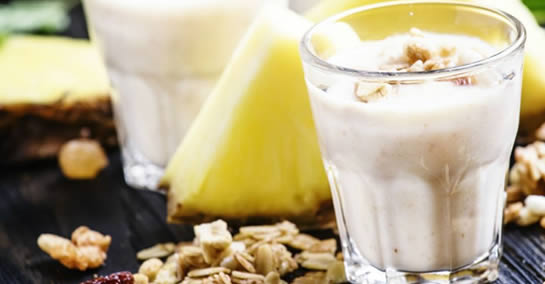 Smoothie de aveia, canela e abacaxi para fortalecer os joelhos e eliminar dores