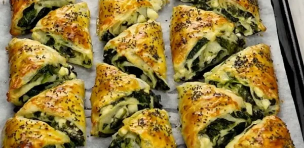 Spanakopita Triangles: a deliciosa receita de aperitivo do tamanho de uma mordida
