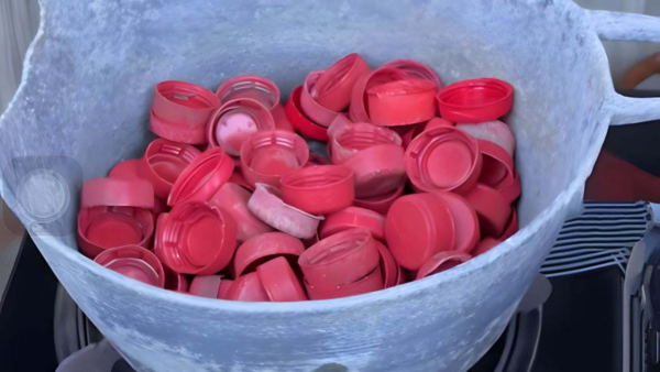 Tampas de garrafa, não jogue fora: se você fervê-las você cria algo único