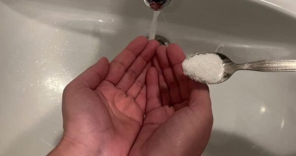 Tem cheiro de alvejante em suas mãos? Basta uma pitada e não será mais um problema