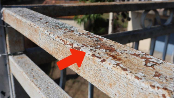 Terraços e grades invadidas pela ferrugem: levará alguns segundos para resolver