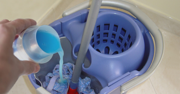 Truque com amaciante de roupas e vinagre para polir até o piso mais opaco