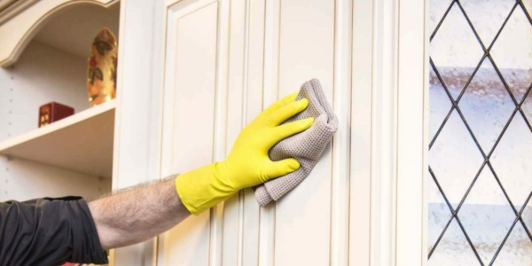 Use estes três ingredientes para limpar as portas dos seus armários de madeira… Chega de película gordurosa!