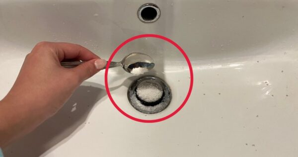 Veja como drenar uma pia em menos de 3 minutos sem produtos químicos