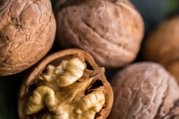 Veja como eu descasco nozes sem fazer bagunça. Este truque é magistral