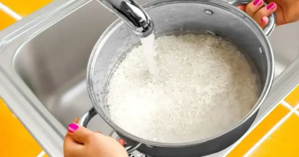 Você enxagua o arroz antes de cozinhar? O erro de não cometer