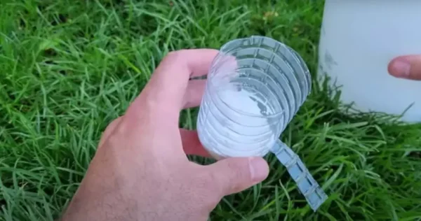 Você nunca mais verá a sombra de uma formiga se espalhá-la pelo jardim