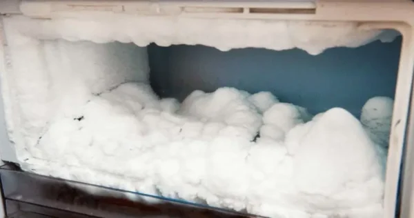 É assim que você descongela facilmente seu freezer em menos de 10 minutos