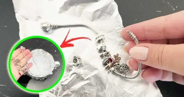 como polir Pandora e amuletos e fazê-los parecer recém-comprados