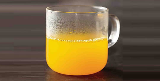 Água morna e açafrão: é por isso que beber de manhã faz bem