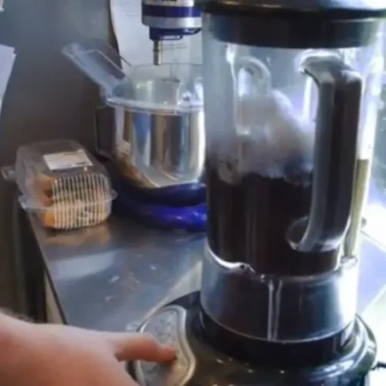 É por isso que você deve colocar cascas de ovo e borra de café no liquidificador