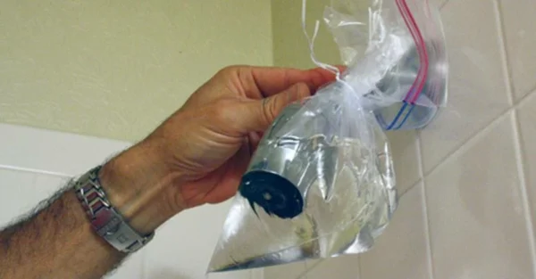 É por isso que você deve embrulhar um saco plástico na torneira