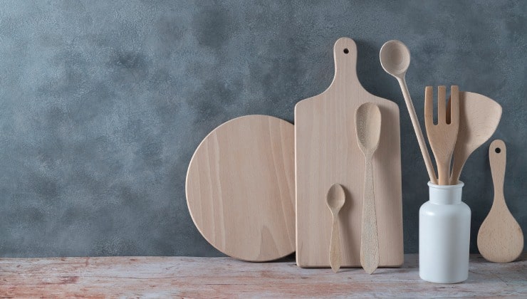 Schneidebrett und Geschirr aus Holz