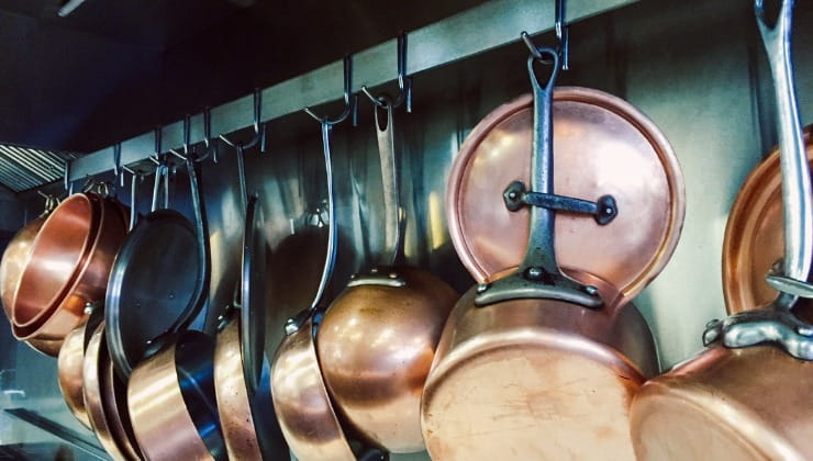 Aufgehängte Kupfertöpfe