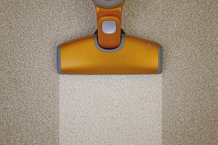 Einen Teppich saugen