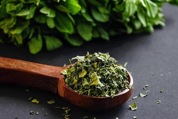 Getrocknete Bockshornkleeblätter