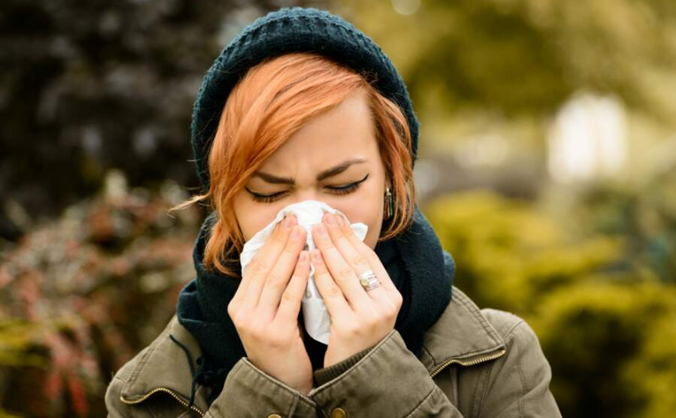 kalte, blasende, laufende Nase mit Taschentuch