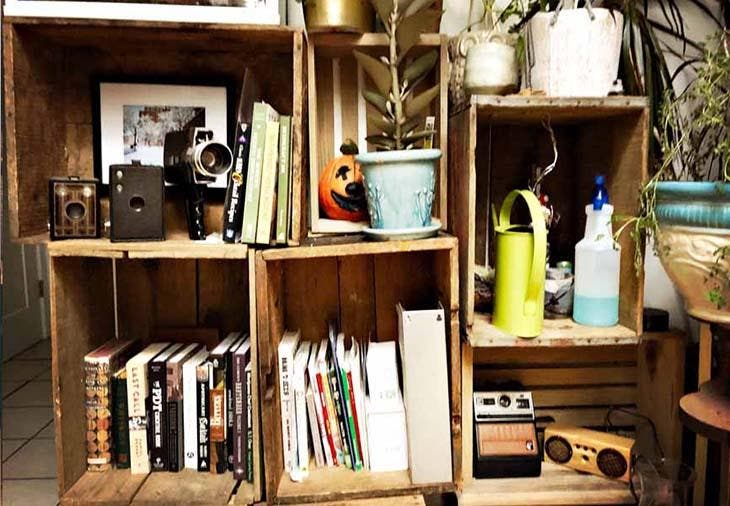 21 Ideen zum Aufbewahren von Kleidung, wenn Sie keinen Platz im Schrank haben 16 Holzkisten