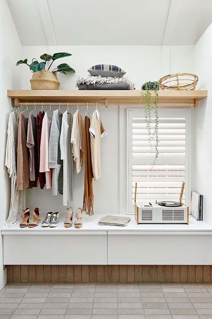 21 Ideen zum Aufbewahren von Kleidung, wenn Sie keinen Platz im Schrank haben 4 offener Schrank
