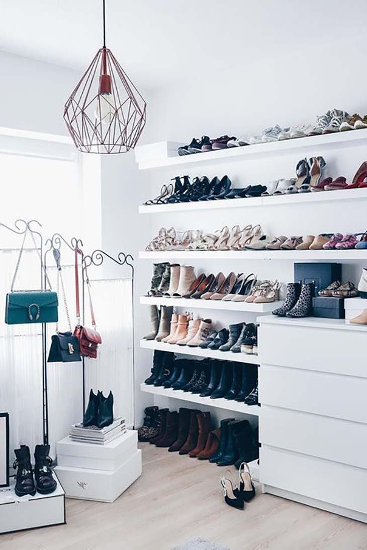 21 Ideen zum Aufbewahren von Kleidung, wenn Sie keinen Platz im Schrank haben 6 Gästezimmer umgewandelt in ein Ankleidezimmer