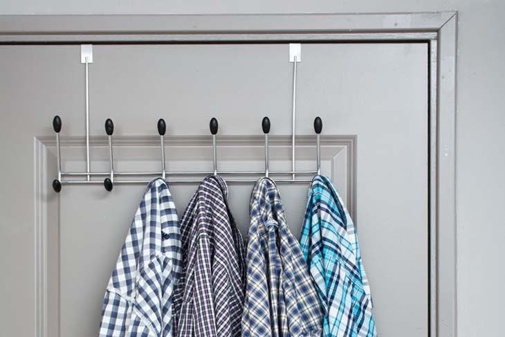 21 Ideen zum Aufbewahren von Kleidung, wenn Sie keinen Platz im Schrank haben 13 Haken hinter einer Tür installiert