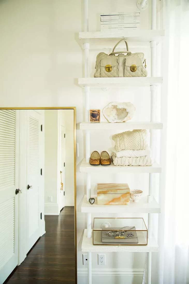 21 Ideen zum Aufbewahren von Kleidung, wenn Sie keinen Platz im Schrank haben 2 Vertikaler Lagerschrank