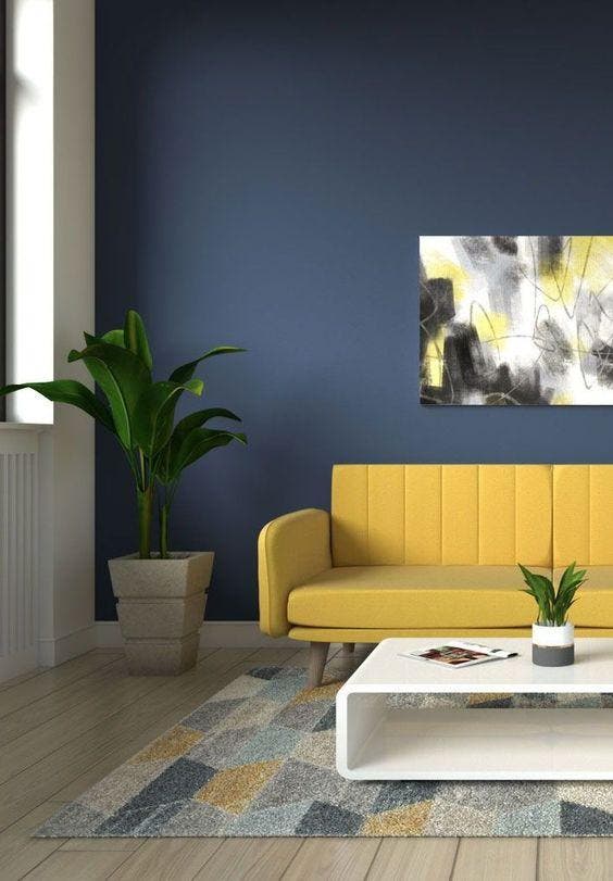 Blaue Wand und gelbes Sofa