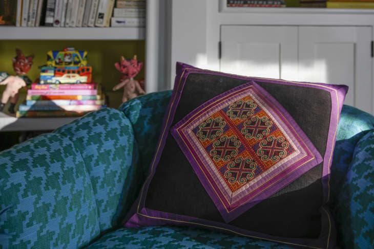 Blauer Sessel und lila Kissen