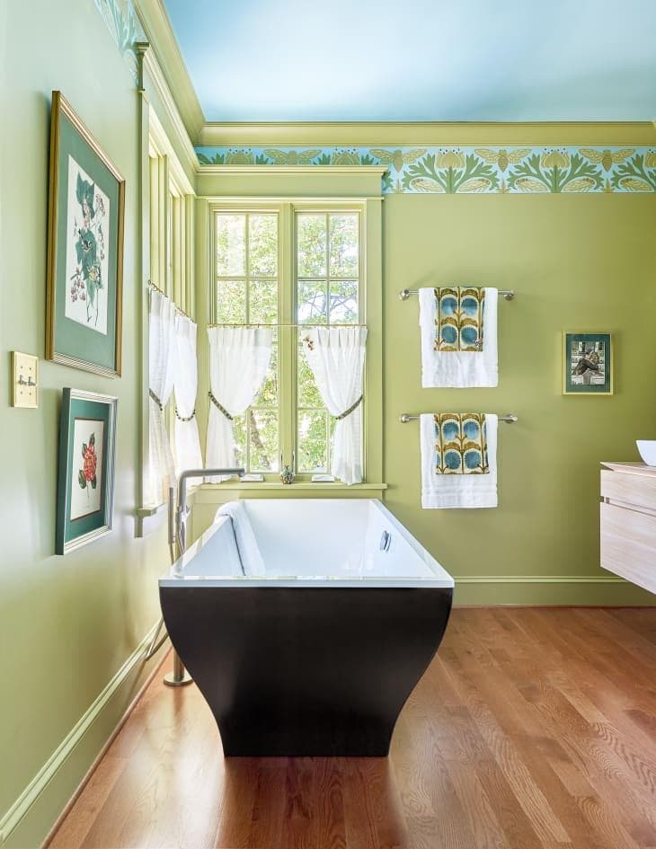 Badezimmer in Himmelblau und Hellgrün